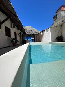 a swimming pool in the middle of a house at Pousada VIGLAMO JERI in Jericoacoara