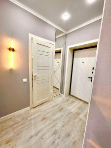 un corridoio vuoto con una porta e un armadio di ЖК Жаксылык a Kökşetaw