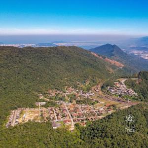eine Luftansicht einer Stadt auf einem Berg in der Unterkunft Pousada Maranata B&B in Paranapiacaba