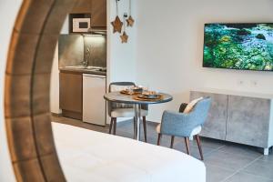cocina y comedor con mesa y sillas en Pure Thermal Residence en Roquebillière