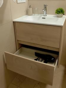 eine Schublade im Bad mit Waschbecken in der Unterkunft Hoya de Ayala I in Las Palmas de Gran Canaria