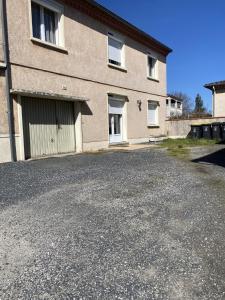 an empty driveway in front of a house at Appartement tout équipé 2 chambres + jardin in Saix