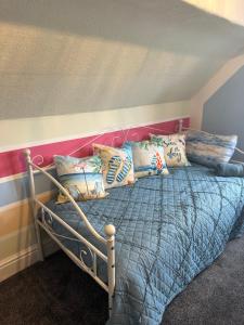 una cama con almohadas en una habitación en Quirky Attic Blackpool, en Blackpool