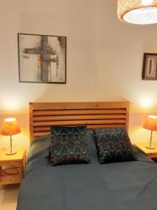 a bedroom with a bed with two pillows and two lamps at Bel appartement avec piscine- Poggio Mezzana in Poggio-Mezzana +20 photos