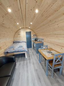 Postel nebo postele na pokoji v ubytování Loch Caroy Pods