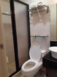 une salle de bain avec toilettes, douche et lavabo dans l'établissement Sarasota Residential Resort cluster 4 Unit 6B and 6C by Manny Newport Blvd, across NAIA T3 & near Resorts World Manila, Pasay City, à Manille 34 autres photos