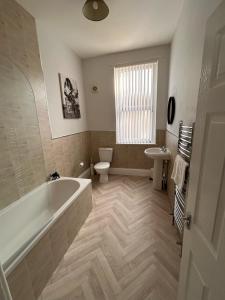 Ванная комната в 79 Hambledon - 2Bed upstairs flat Blyth