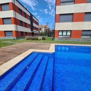 una piscina frente a un edificio en Playa de Mera, en Mera