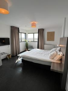 מיטה או מיטות בחדר ב-Cala Bassa Beach Boutique Apartments - Beach View