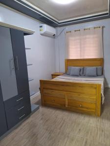 1 dormitorio con 1 cama, vestidor y TV en Travellers&Backpackers Apartment en Calapan