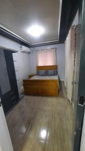 1 dormitorio pequeño con 1 cama en una habitación en Travellers&Backpackers Apartment en Calapan