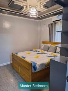 CalapanにあるTravellers&Backpackers Apartmentのベッドルーム1室(黄色い花のベッド1台付)