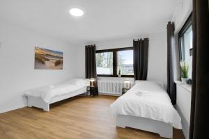 a bedroom with two beds and a window at Business-Apartment in Lippstadt in Lippstadt