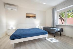 a bedroom with two beds and a window at Appartamento Levante a 300m dalla spiaggia in Golfo Aranci