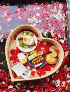 un cesto di prodotti per la colazione su un tavolo con coriandoli di ATTRAVERSIAMO BAMBOO HOUSE a Manizales