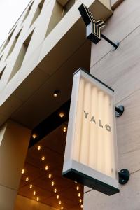 ヘントにあるYalo Urban Boutique Hotel Gentの灯りの看板