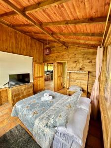 1 dormitorio con 1 cama en una cabaña de madera en Refugio Aventura, espectacular cabaña en las montañas de Tabio, Cundinamarca, en Tabio