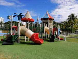 une aire de jeux avec des toboggans colorés et un parc aquatique dans l'établissement Playa Blanca Town Center B, à Río Hato