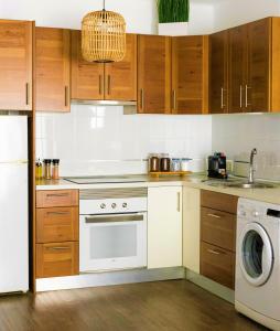 Kuchyňa alebo kuchynka v ubytovaní Beautiful One Bedroom Ground Floor Apartment - VeraLuna