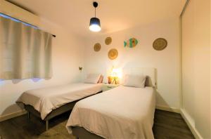 Posteľ alebo postele v izbe v ubytovaní Beautiful One Bedroom Ground Floor Apartment - VeraLuna