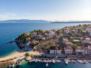 eine Luftansicht einer kleinen Insel im Wasser in der Unterkunft Kuća Neven in Stomorska