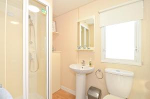 uma casa de banho com um WC, um lavatório e um chuveiro em Kingsgate, Shanklin, Isle of Wight em Shanklin