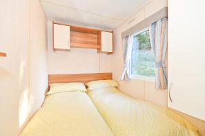 um quarto com duas camas numa caravana em Kingsgate, Shanklin, Isle of Wight em Shanklin