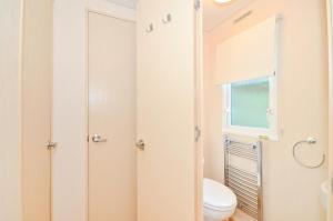uma casa de banho com um WC e uma janela em Kingsgate, Shanklin, Isle of Wight em Shanklin