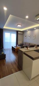 een woonkamer met een bank en een tafel bij Gold Apartments Penthouse in Rzeszów