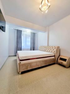 Un dormitorio con una cama grande y una ventana en Apartament Aqua - Endless Summer Mamaia Nord Apartaments, en Mamaia Nord – Năvodari