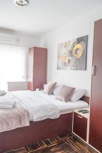 מיטה או מיטות בחדר ב-Apartmani Sweet Dream