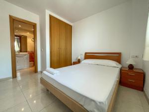 オロペサ・デル・マールにあるApartamentos Acapulco Marina D'Or 1º línea 3000のベッドルーム(大型ベッド1台付)、バスルームが備わります。