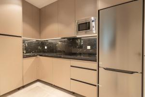 uma cozinha com armários brancos e um micro-ondas em BiBo Suites Palacio de Portago em Granada
