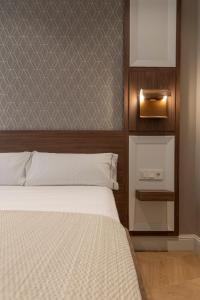 BiBo Suites Palacio de Portago客房内的一张或多张床位