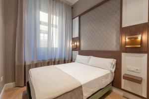 BiBo Suites Palacio de Portago客房内的一张或多张床位