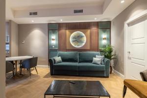 BiBo Suites Palacio de Portago的休息区