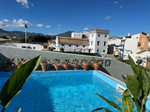 una piscina en un balcón con macetas en Romantic rooftop apartment with stunning sea and mountain views, en Marbella