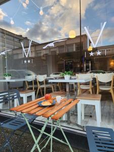 einen Tisch und Stühle auf einer Dachterrasse in der Unterkunft Hôtel Le Petit Vatel - Centre ville & Plage in Le Havre