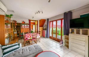 sala de estar con sofá y TV en Awesome Home In Scorb-clairvaux With Wi-fi en Scorbé-Clairvaux