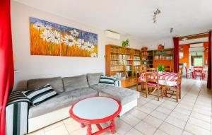 sala de estar con sofá y mesa en Awesome Home In Scorb-clairvaux With Wi-fi en Scorbé-Clairvaux