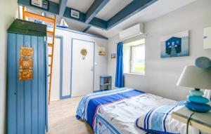 Postel nebo postele na pokoji v ubytování Cozy Home In Scorbé-Clairvaux With Wifi