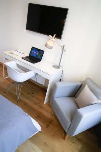 TV a/nebo společenská místnost v ubytování Flandres Appart' Hotel par NOCNOC