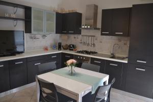 A kitchen or kitchenette at Appartamento Il Volo