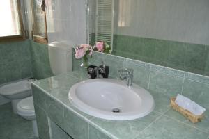 Lippo di Calderara di Reno的住宿－Appartamento Il Volo，一间带水槽和卫生间的浴室