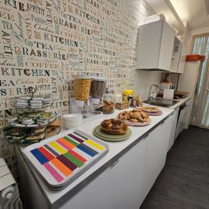 Una cocina con una encimera con comida encima. en B&B Home 77, en Roma