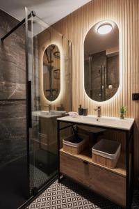 a bathroom with a sink and a mirror at Apartamenty Świnoujście - Mistral in Świnoujście