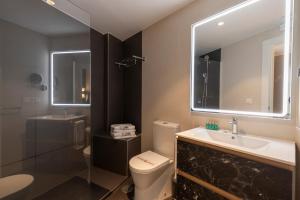 BiBo Suites Palacio de Portago的一间浴室