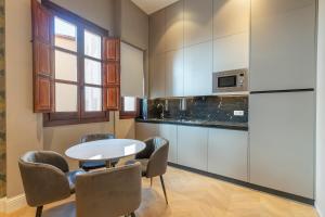 BiBo Suites Palacio de Portago的厨房或小厨房