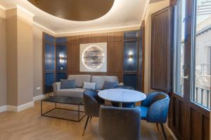 BiBo Suites Palacio de Portago的休息区