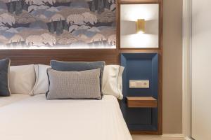 BiBo Suites Palacio de Portago客房内的一张或多张床位